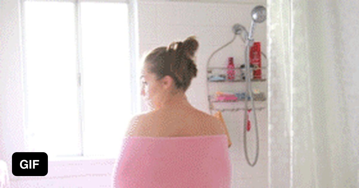 Девушка с большой грудью принимает душ гиф