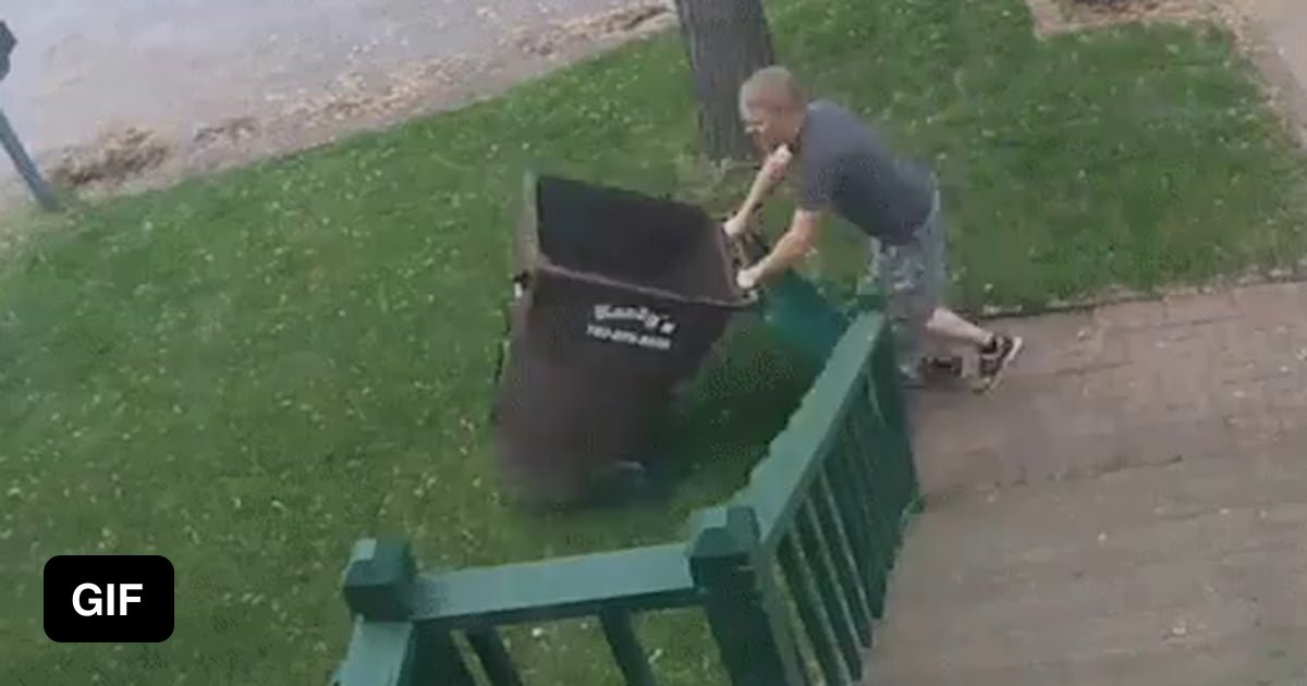 Зайдя за мусорный бак девушка трахается с парнем на улице