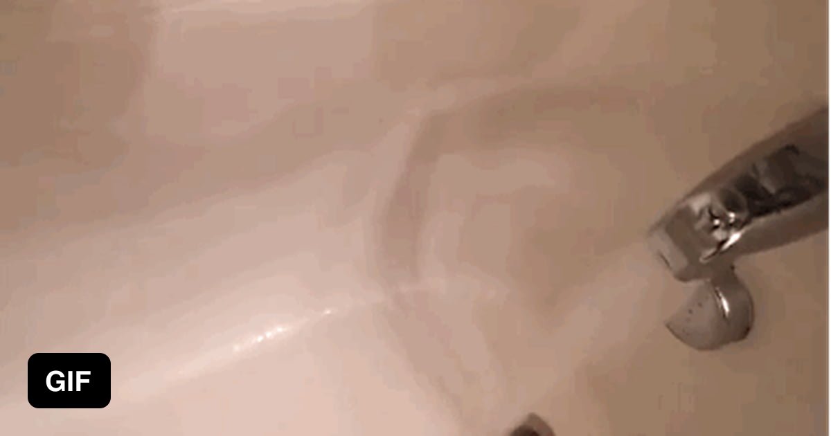 Оргазмирует в ванной гиф