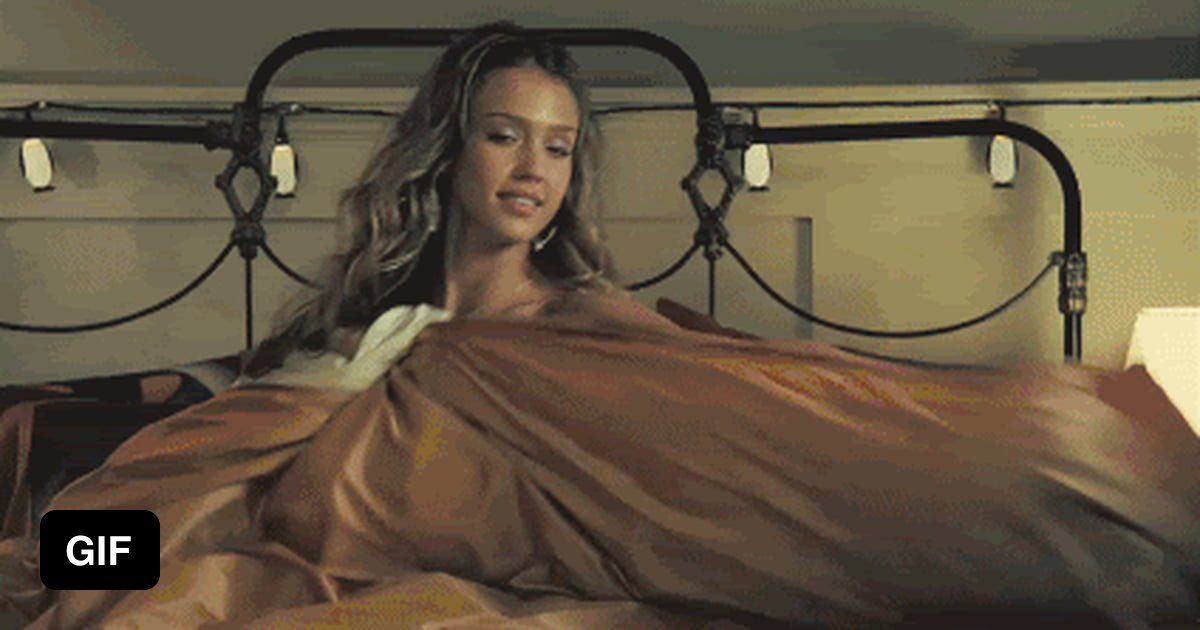 Гимнастка Olivia Lee нежится на кровати - порно фото
