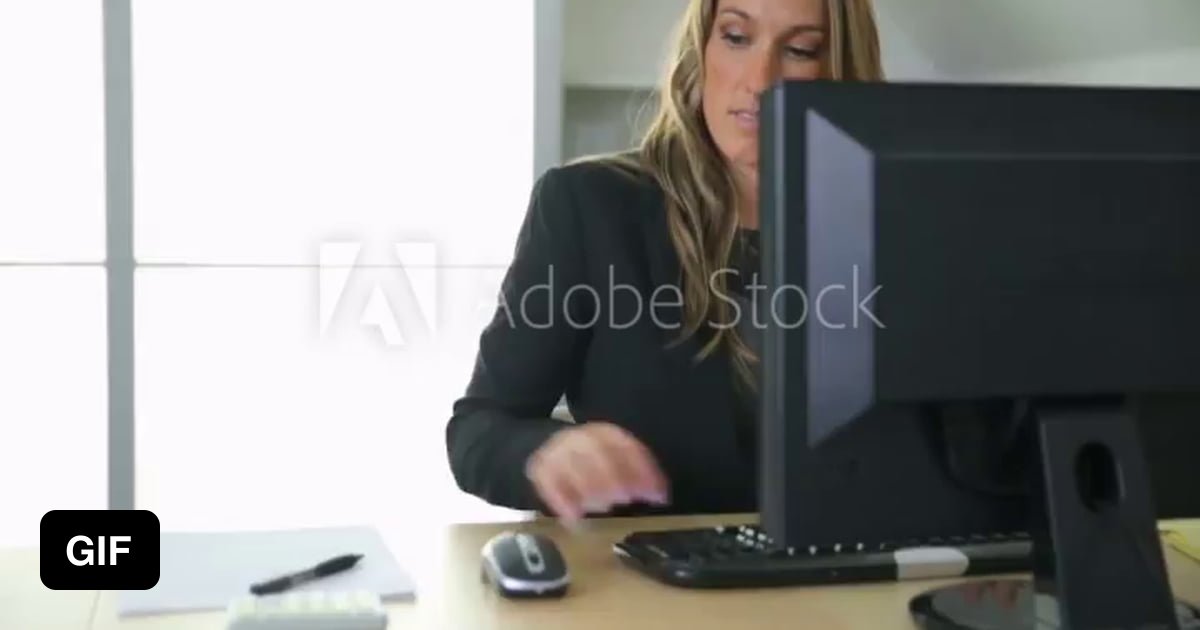 Пухлая секретарша дрочит на рабочем месте фото