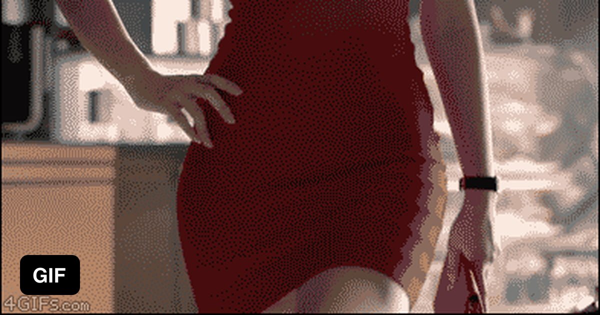 Сексуальная девушка стягивает юбку с трусиками