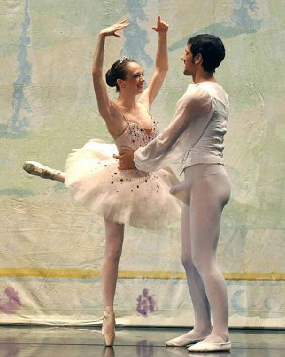 Танцовщица отсосала у своего партнёра за его старания на танцполе