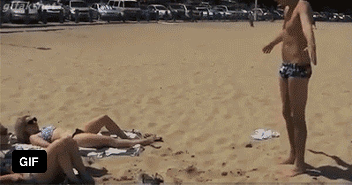 Шикарные телки на нудистском пляже лежат и загорают а парень снимает их на камеру