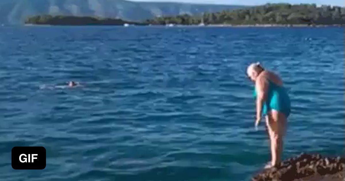Блондинка с сочной попкой искупалась в озере и потрахалась с сожителем
