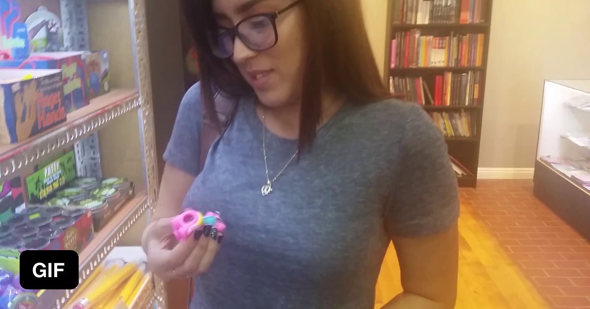 Чешская студентка в любительском видео показывает сиськи на вебкамеру и трогает киску