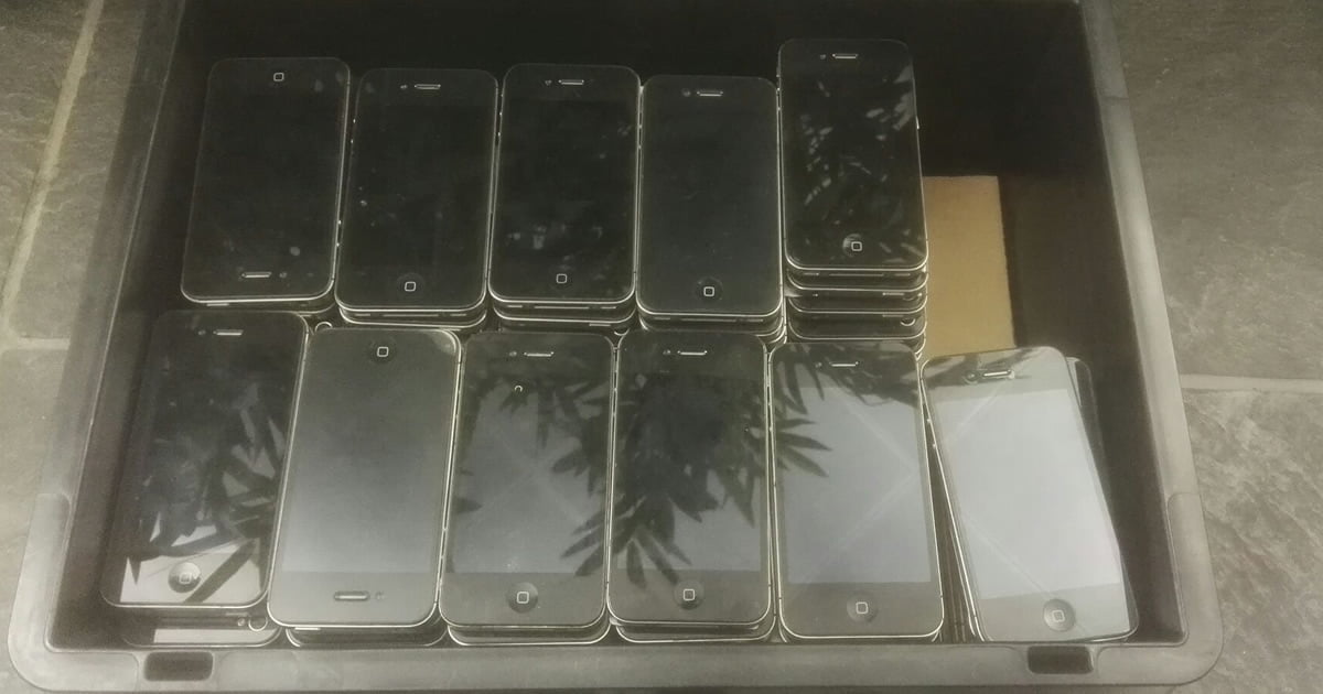 24 kilograms of iPhone 4S, I don't know what to do with them 9GAG