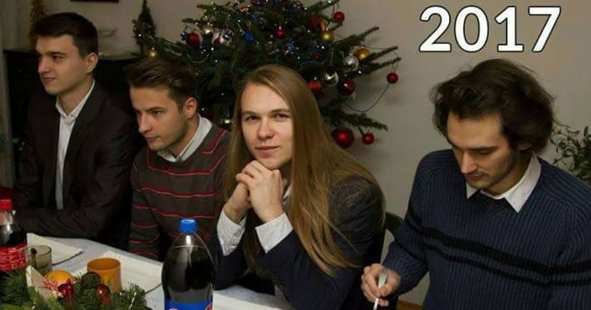 Every year these 4 friends take the same Christmas photo - 9GAG