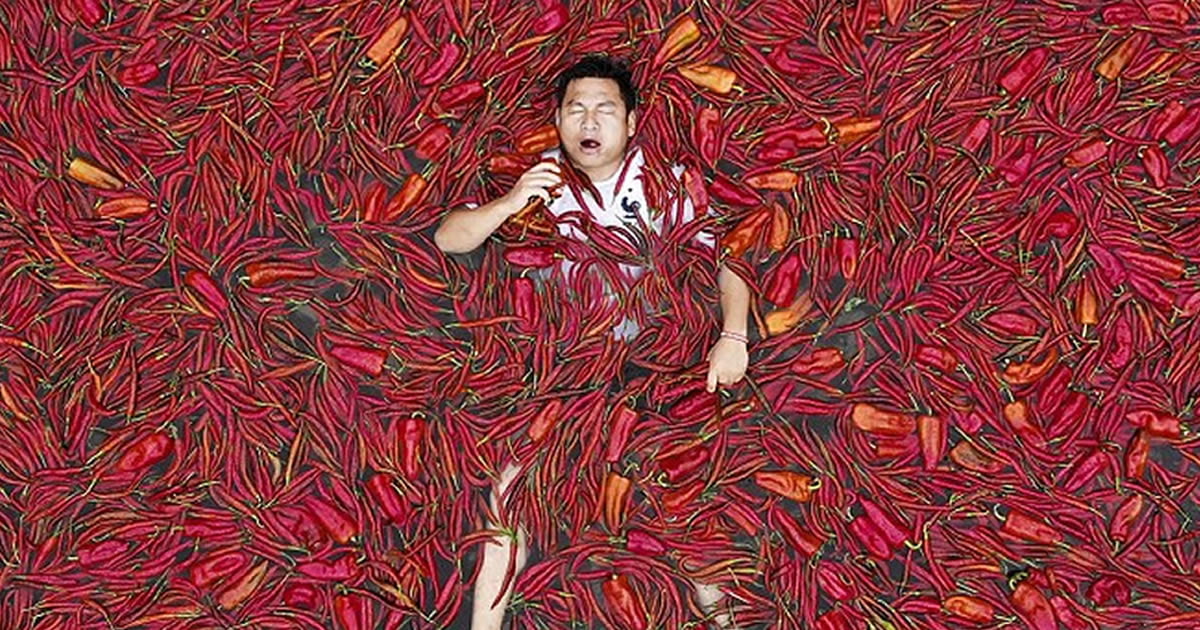 Man Crowned Spicy King In Chilli-Eating Competition While Bathing In ...