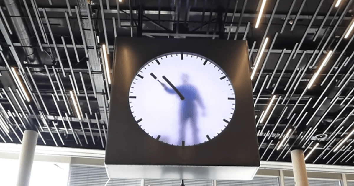 This guy trapped in a clock - 9GAG