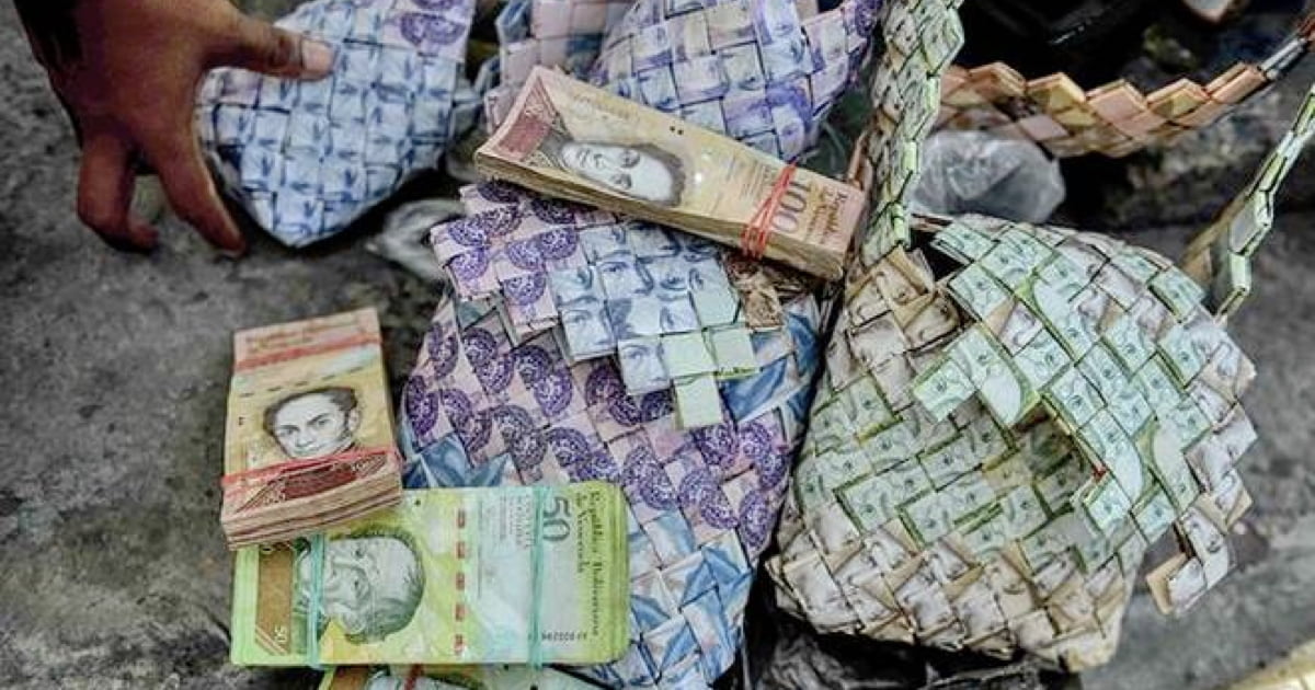 Venezuelan Money Bills Has Become So Worthless Locals Are Making Handbags Out Of Them 9gag 0897