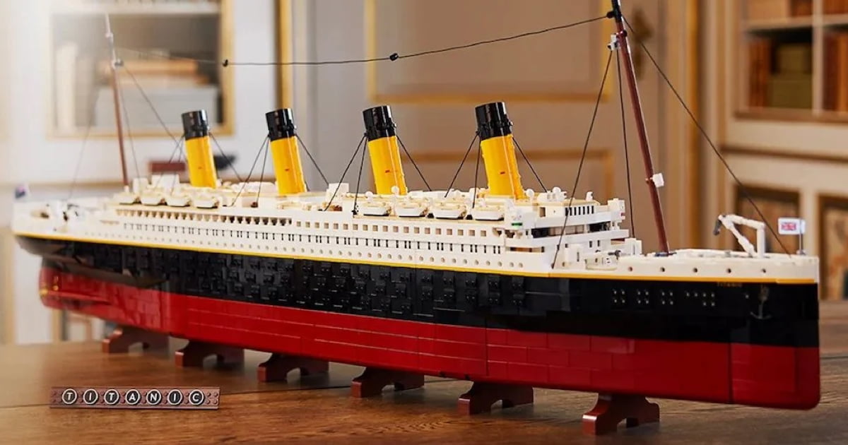 titanic lego 9090 pieces