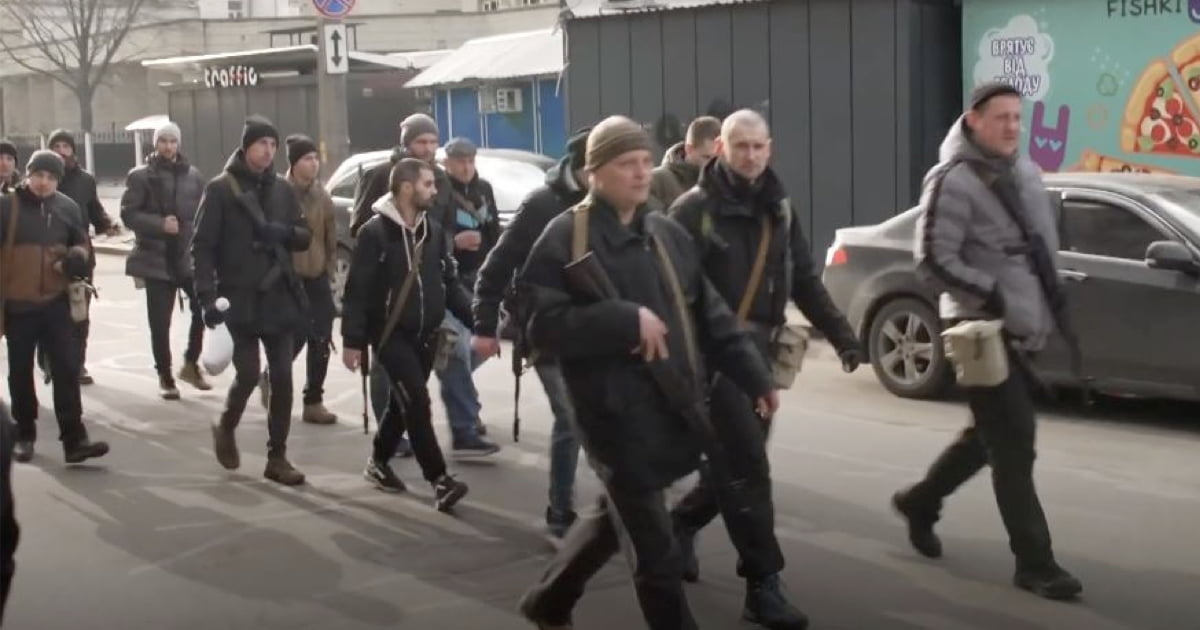 Civilians in Kiev after President Zelensky called for volunteers to take up arms to help defend the capital - Latest News
