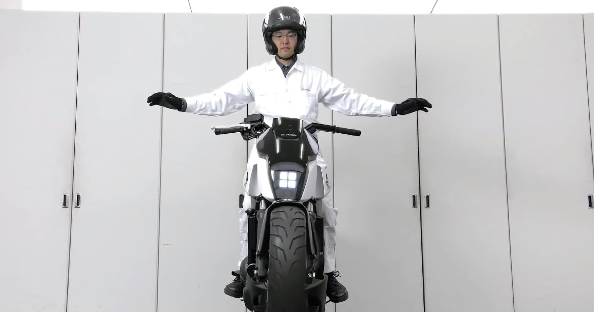 Honda's self balancing motorcycle 9GAG