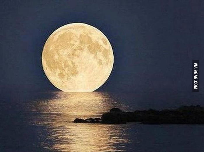 The Moon Is So Close To The Earth Today 9GAG