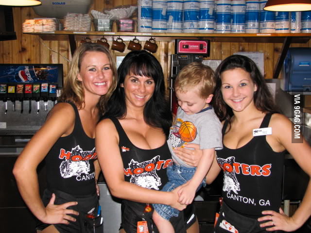 All male creatures love Hooters, including kids. - 9GAG