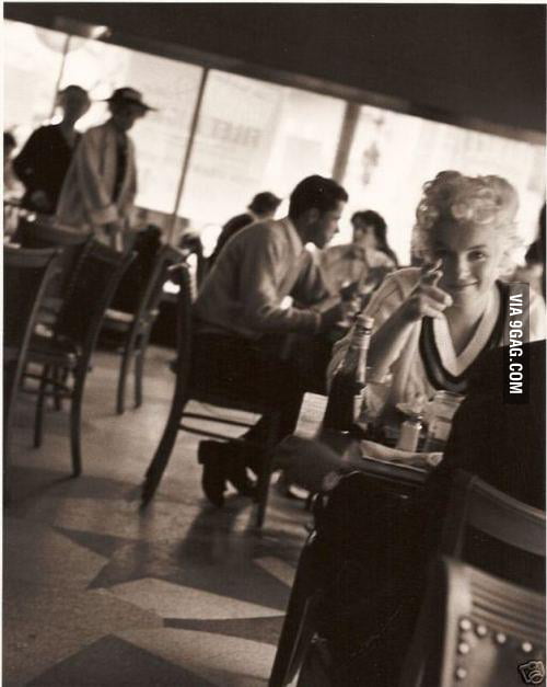 Marilyn Monroe catching the paparazzi - 9GAG