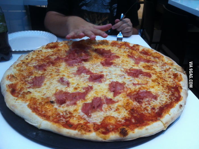 Aan boord wedstrijd Impasse 50cm diameter pizza, hand + fork for scale - 9GAG