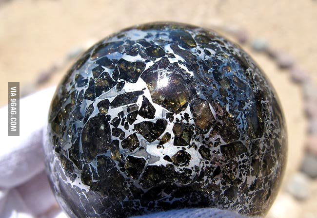 Шар метеорит. Метеорит муонионалуста. Шар из метеорита царёв. Шар метеорит. Метеорит палласит.