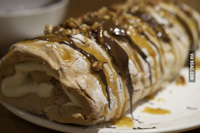 Pecan Toffee Roulade - 9GAG