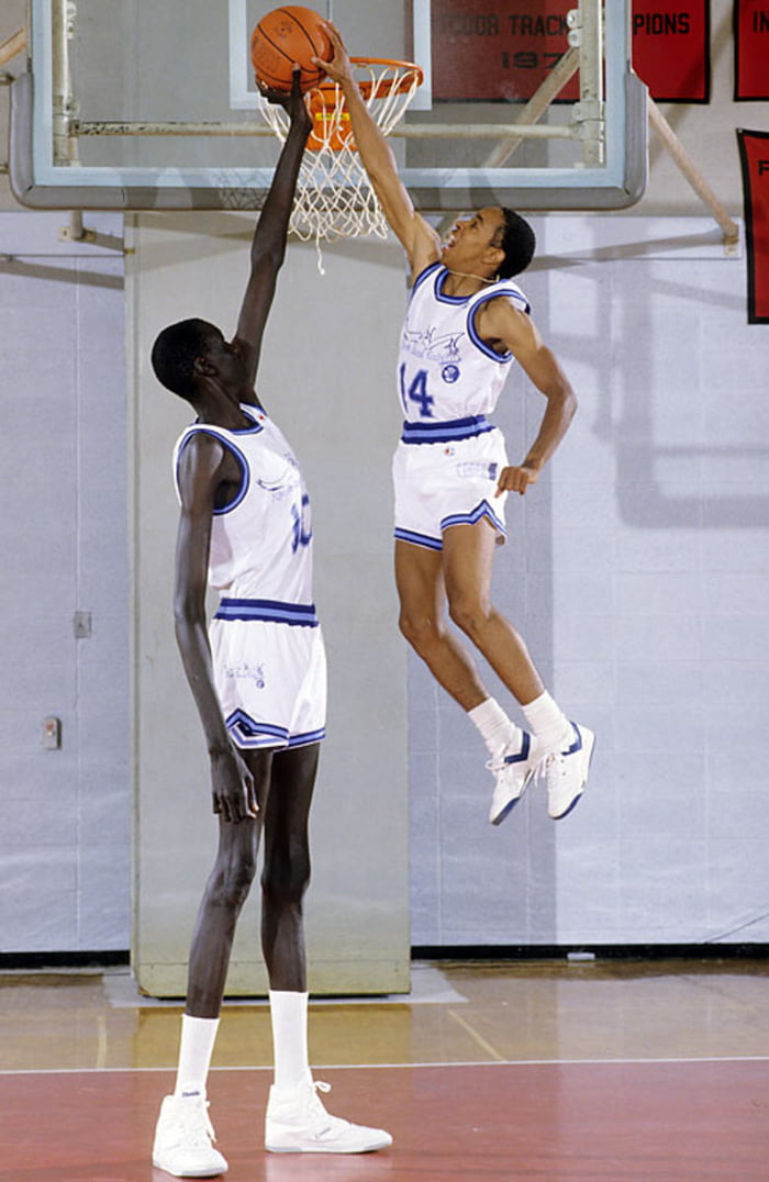 Tallest player in NBA history vs the shortest NBA player to dunk in a game ...