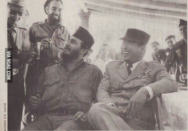Castro dan Bung Karno bertukar topi dan kopiah | Foo: A Gafur