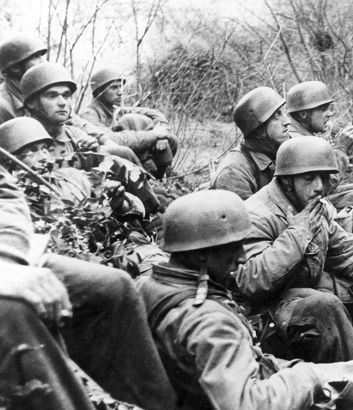 C January - June 1944. German troops of the 4th Fallschirmjäger ...