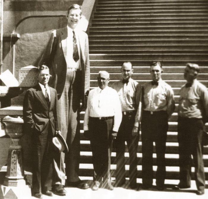 Robert Wadlow, the tallest human in history, visiting Folsom Prison in ...