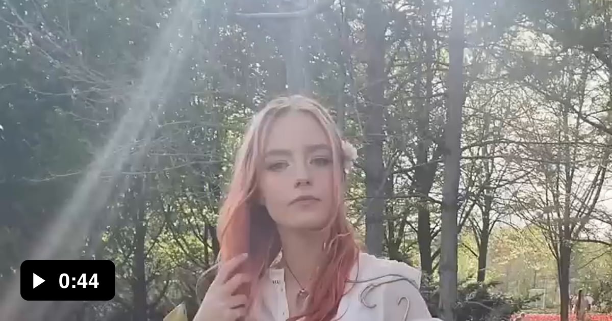 Why don't girls wear dresses anymore like this. 9GAG