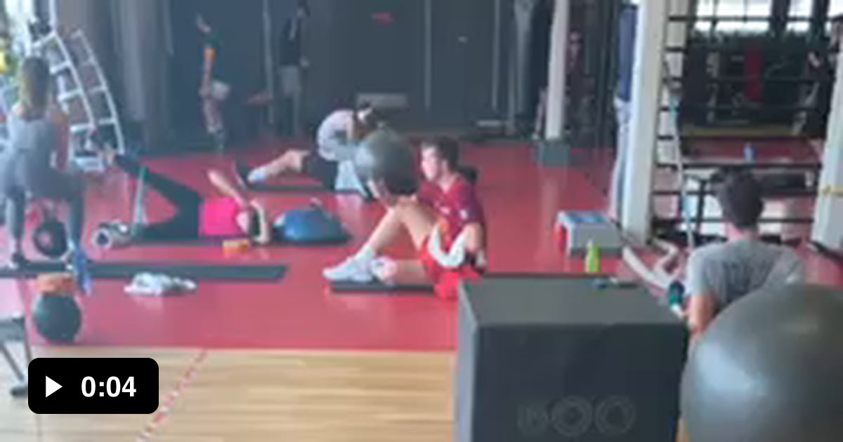 Guy caught jerking it off at the gym - 9GAG