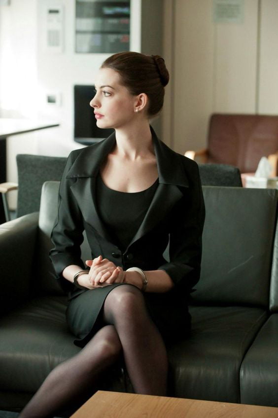 Anne Hathaway Crossed Legs ) 9GAG
