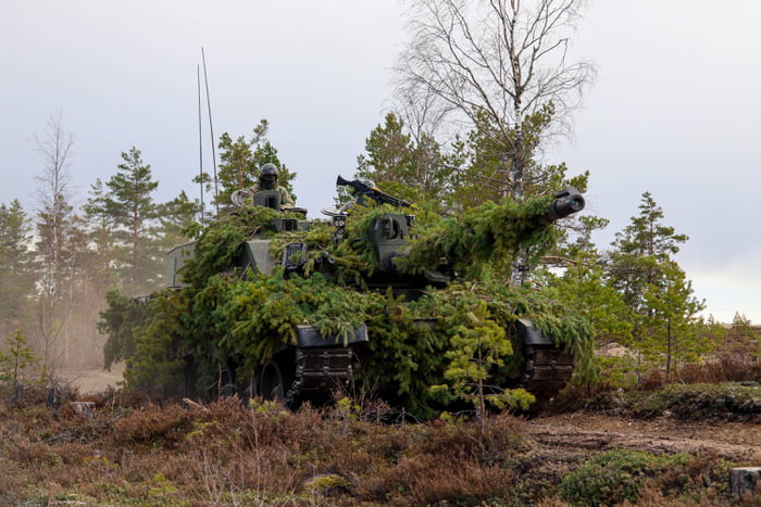 Arrow2022 started in Finland, here's a wild Challenger 2 in its (un ...