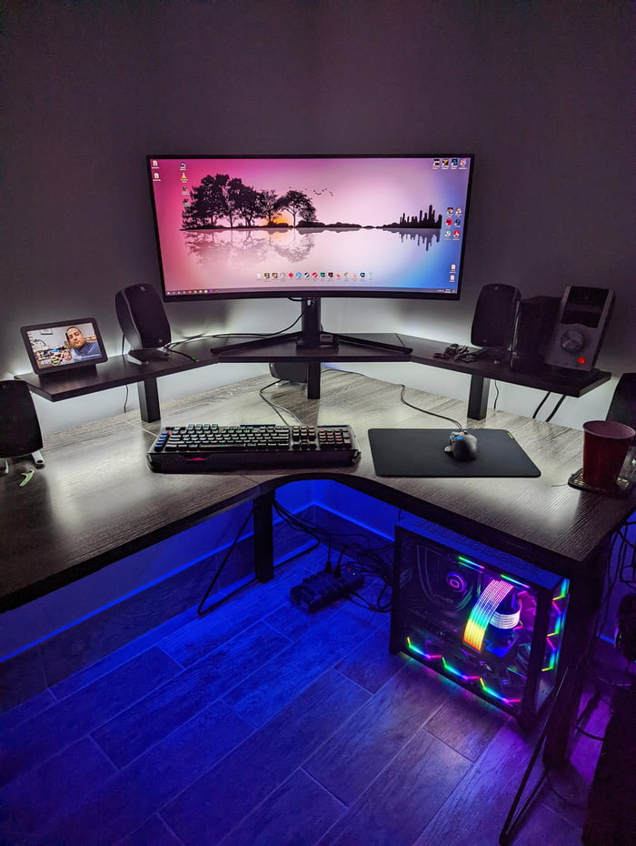 Added some lighting to the desk - 9GAG