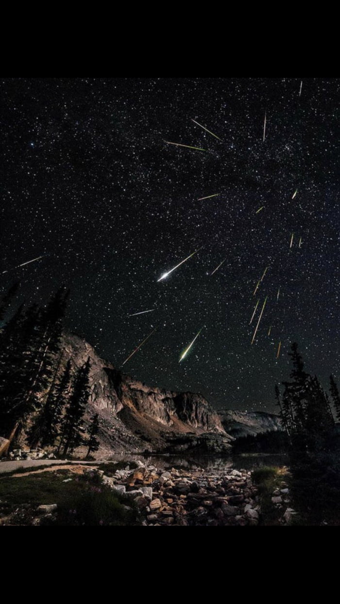 Long exposure picture of a meteor shower - 9GAG