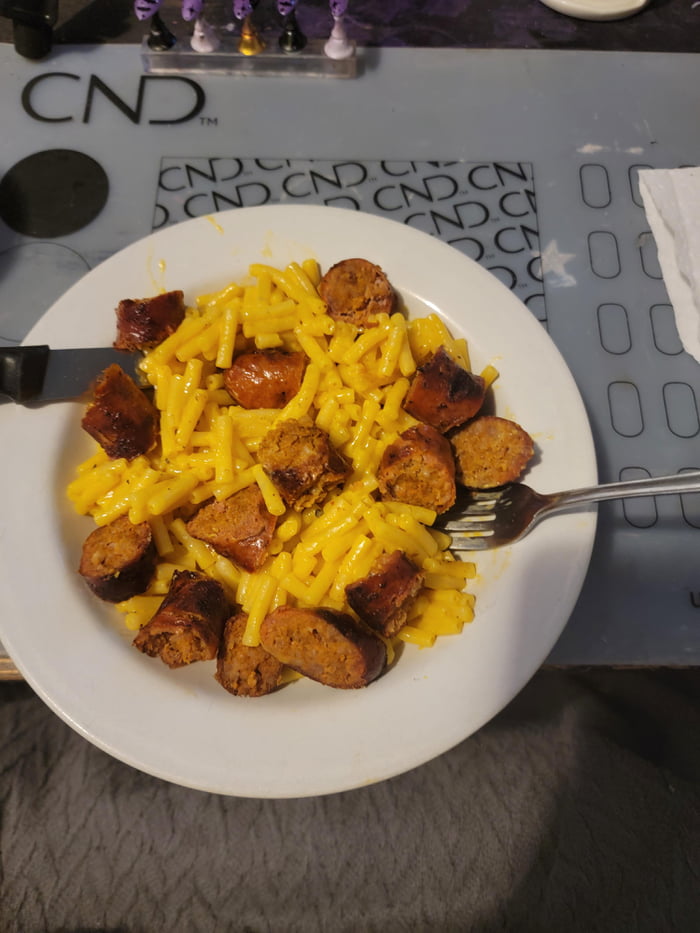 Spicy Italian sausages and Kraft Dinner. A true Italian classic. 🤌 9GAG