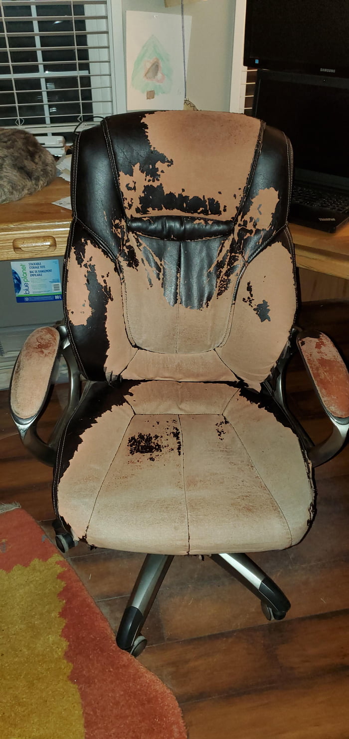 Speaking of crappy peeling chairs! 9GAG