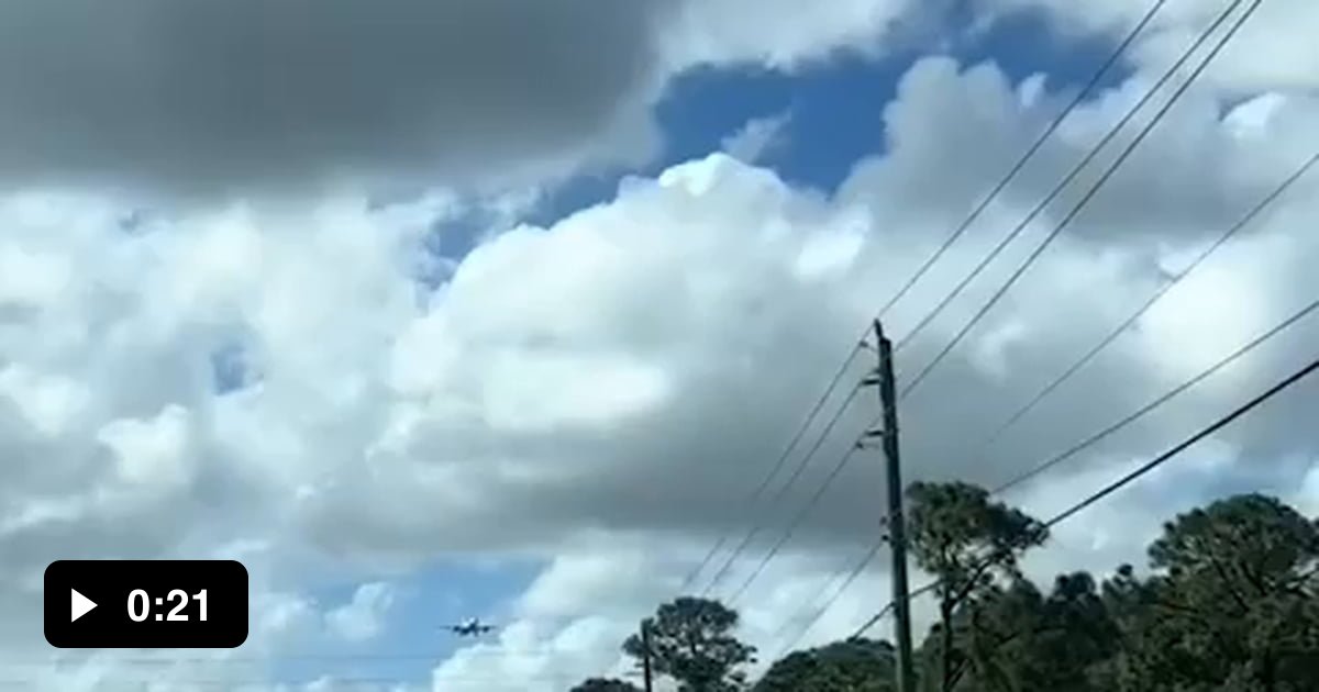 The Plane looks like it's barely moving in the sky 9GAG