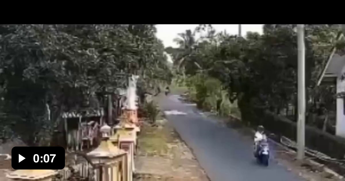 Peringatan Jangan Pernah Bermain Hengpong Di Tengah Jalan Masih