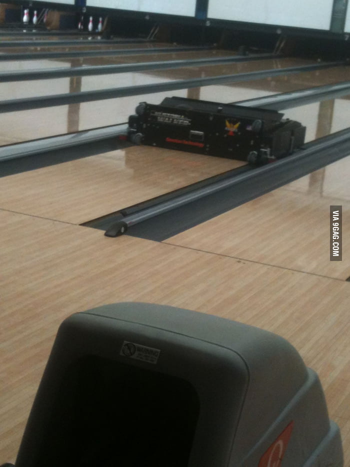 Incase you wondered how they clean bowling lanes. D 9GAG