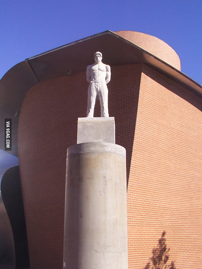 Statue of Tupac Shakur at the MARTa museum in Herford, Germany. - 9GAG