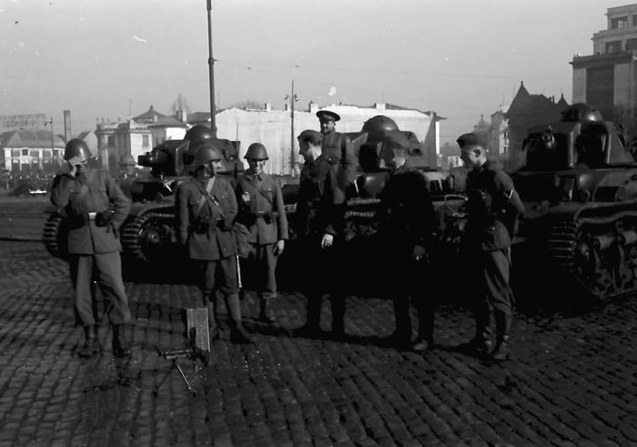 Romanian and German soldiers in Victory Square, Bucharest during ...