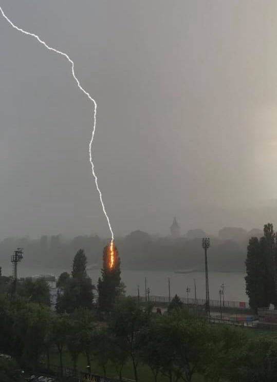 Lightning in Budapest - 9GAG