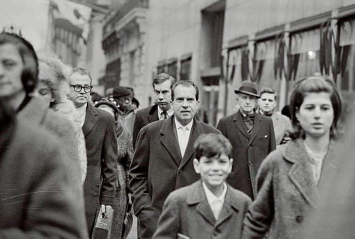 Crowd walking on Manhattan sidewalk, 1963. - 9GAG