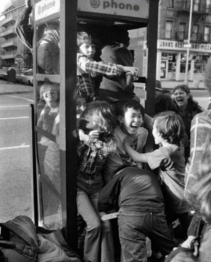 Phone Booth Stuffing, NYC, 1975 | photo Meyer Liebowitz - 9GAG