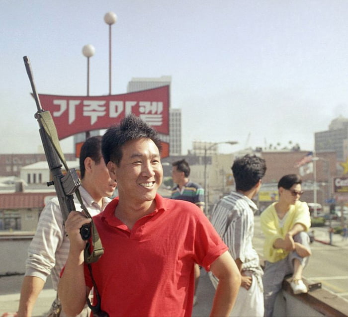 Roof Korean with a Daewoo K1 rifle during 1992 L.A. Riots - 9GAG
