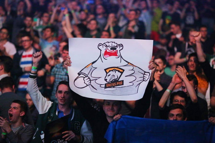 зрители с плакатами на киберспортивном турнире