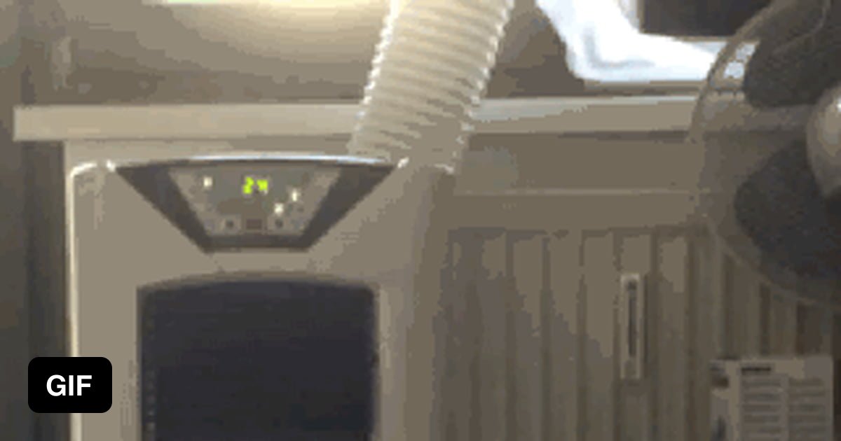 My cat hates my new air conditioner... 9GAG