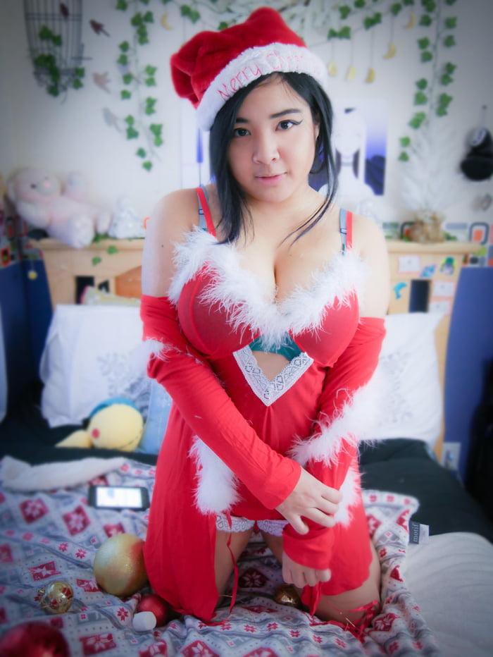 The amazing Akidearest is a cosplayer, and youtuber who lives in japan. 