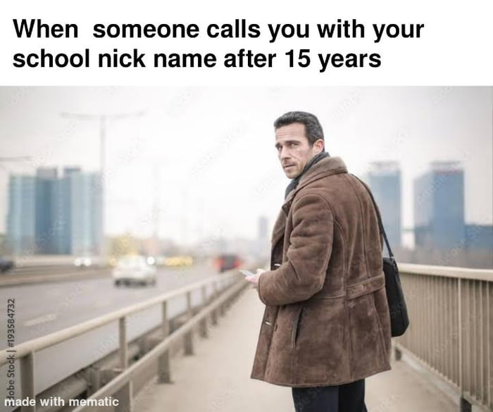 человек смотрит на дорогу через плечо