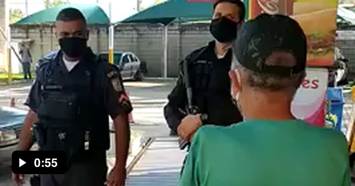 How this dude drives with no arms 9GAG